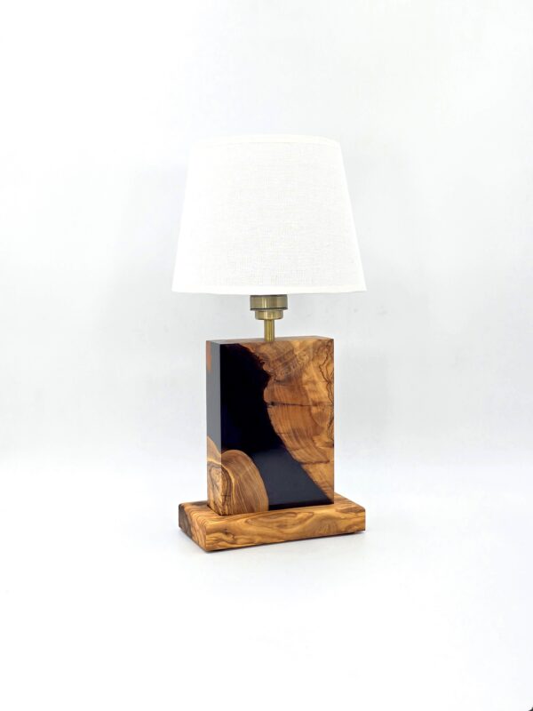 lampa z drewna oliwnego i żywicy epoksydowej